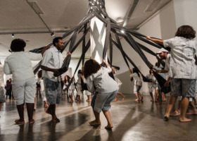 Performance de Cristiano Lenhardt durante abertura para convidados da 32a Bienal de São Paulo. 06/09/2016. © Leo Eloy/ Estúdio Garagem/ Fundação Bienal de São Paulo.