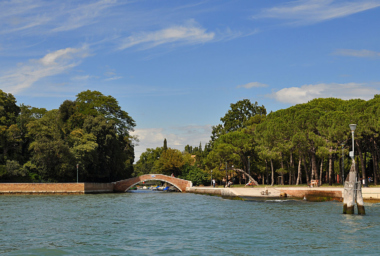 1280px-Giardini_della_Biennale_Venice_001