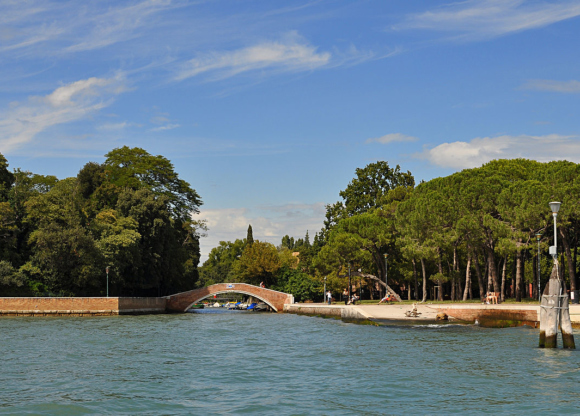 1280px-Giardini_della_Biennale_Venice_001