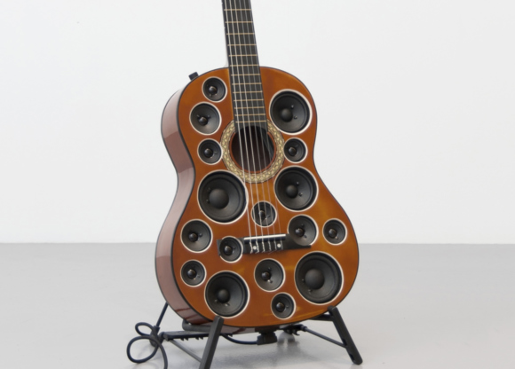 los10261-guitarra-con-altavoces-ddm-edit-1160x832-acf-cropped