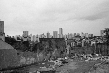 mre-Fora-de-Alcance-IMS.-São-Paulo-Vila-Congonhas-©-Mauro-Restiffe--696x447