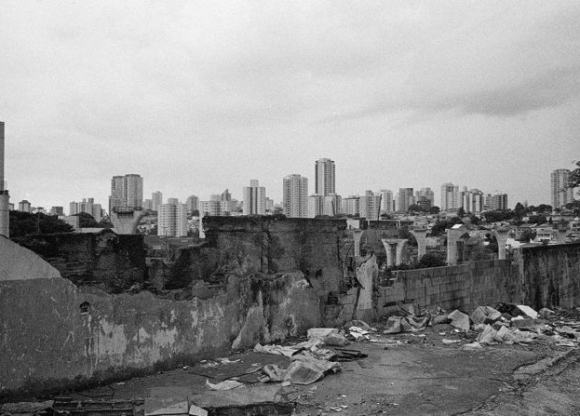 mre-Fora-de-Alcance-IMS.-São-Paulo-Vila-Congonhas-©-Mauro-Restiffe--696x447