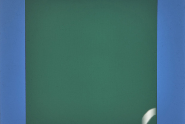 JMP00405_Quadrado branco a saltar sobre quadrado verde_Jumping White Square on a Green Square