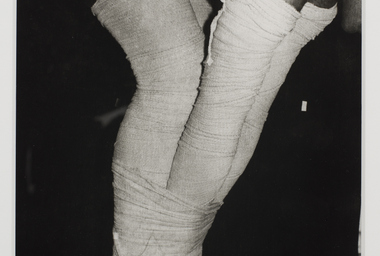 IVENS MACHADO Sem título 3 (performance com bandagem cirúrgica _ negativo #16), 1973-2018