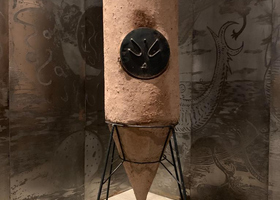 Chaile. La Fuerza I, 2019. Estructura de metal y adobe y puerta de hierro forjada. 160 x 55 x 55 cm (adobe de 135 x 44 cm)(2)