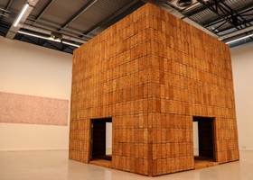 Gabriel Chaile, 70 veces 7, 2018, instalación site specific, hierros y ladrillos, 300 x 330 x 300 cm. Marco, Colección Fund Tres Pinos 1