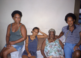 2020_Corda dourada com minha mãe Elenice Guarani, minha tia Marilúcia Moraes, minha vó Maria da Graça e minha tia Gracilene Guarani, fotografia 35mm
