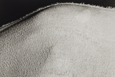 IM00109_Ivens Machado_Sem Titulo 20 (Performance com bandagem cirurgica _ negativo #64)_Ph Eduardo Ortega_DDM