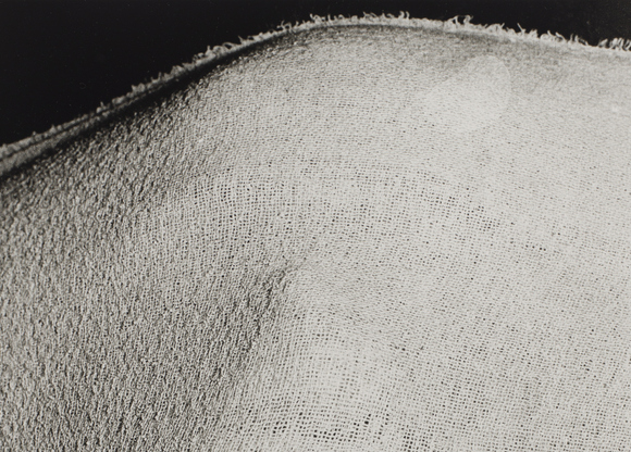 IM00109_Ivens Machado_Sem Titulo 20 (Performance com bandagem cirurgica _ negativo #64)_Ph Eduardo Ortega_DDM